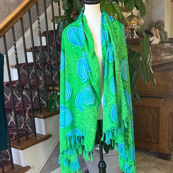 SCARF/WRAP ladies, vibrant, green and blue with tassels excellent condition - Picture 2 of 11